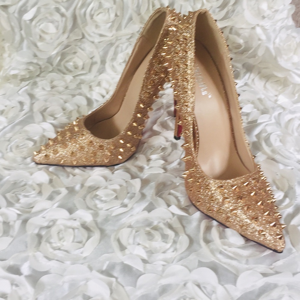 📦 Gold studded heels